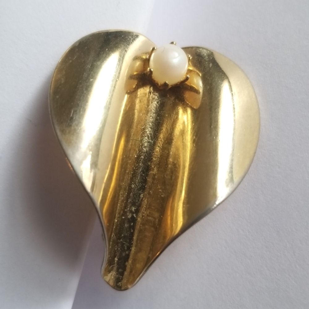 Vintage brooch faux pearl gold tone heart leaf sculpted metal